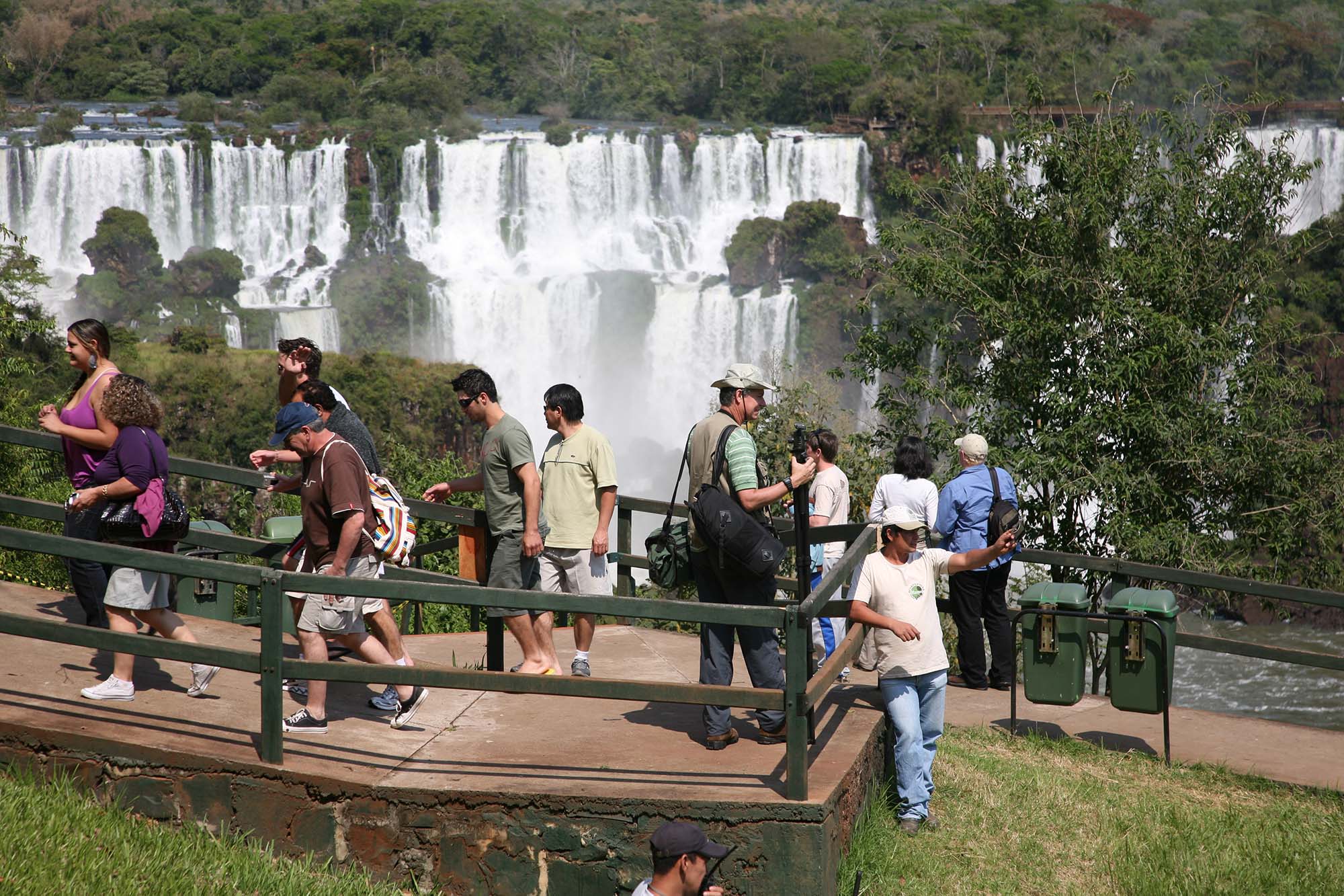 Turister på gangsti ved Iguazú.