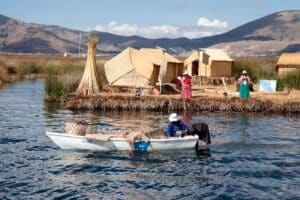 På de flydende sivøer bor stadig mennesker på samme måde, som da uroerne levede her.