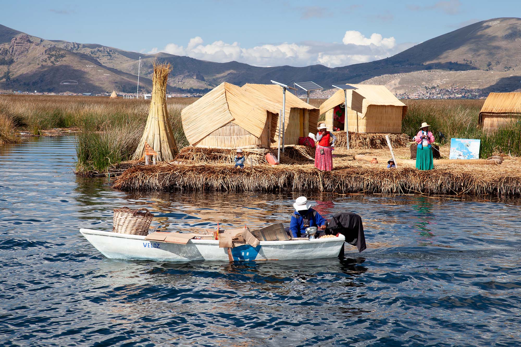 På de flydende sivøer bor stadig mennesker på samme måde, som da uroerne levede her.