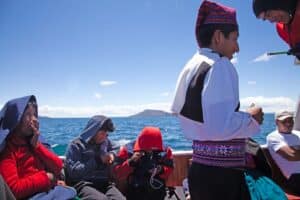 Sejlads over Titicacasøen på vej mod Taquile.