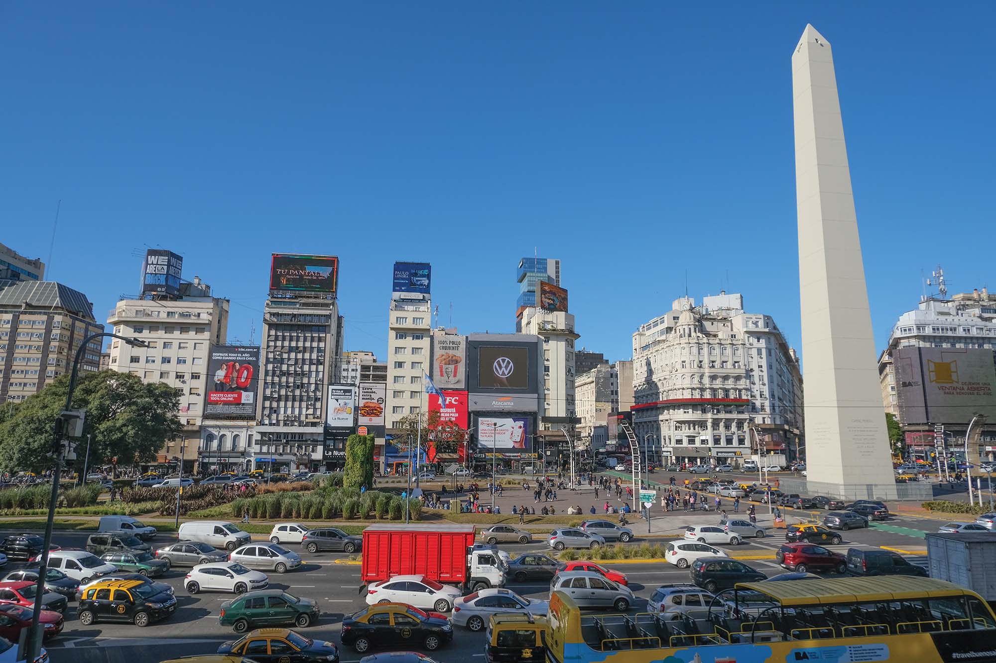 Den brede boulevard Av. 9 de Julio skærer gennem hjertet af Buenos Aires. I en rundkørsel står Obelisken.