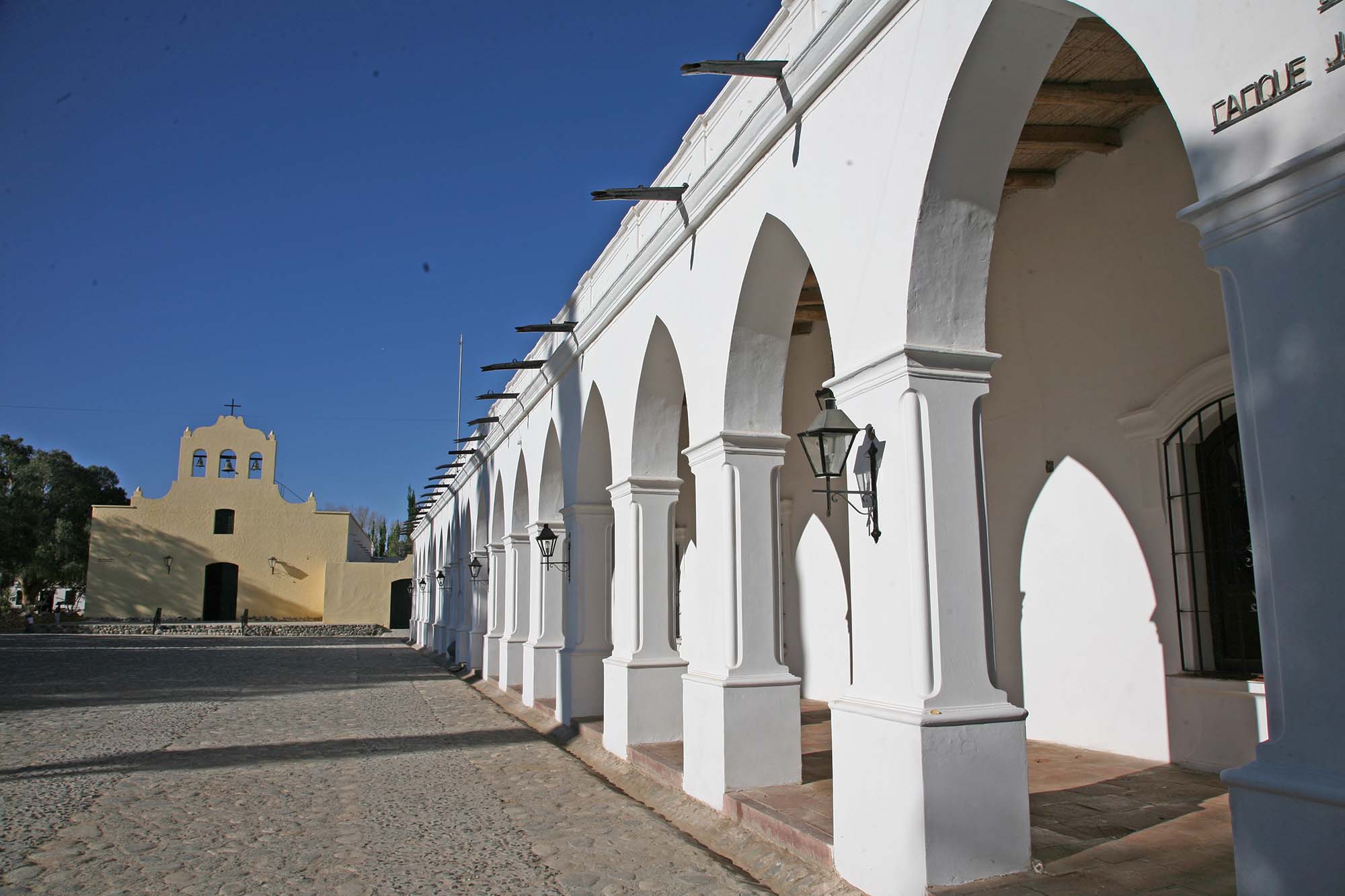 Plazaen i den skønne by Cachi i Calchaquidalen.