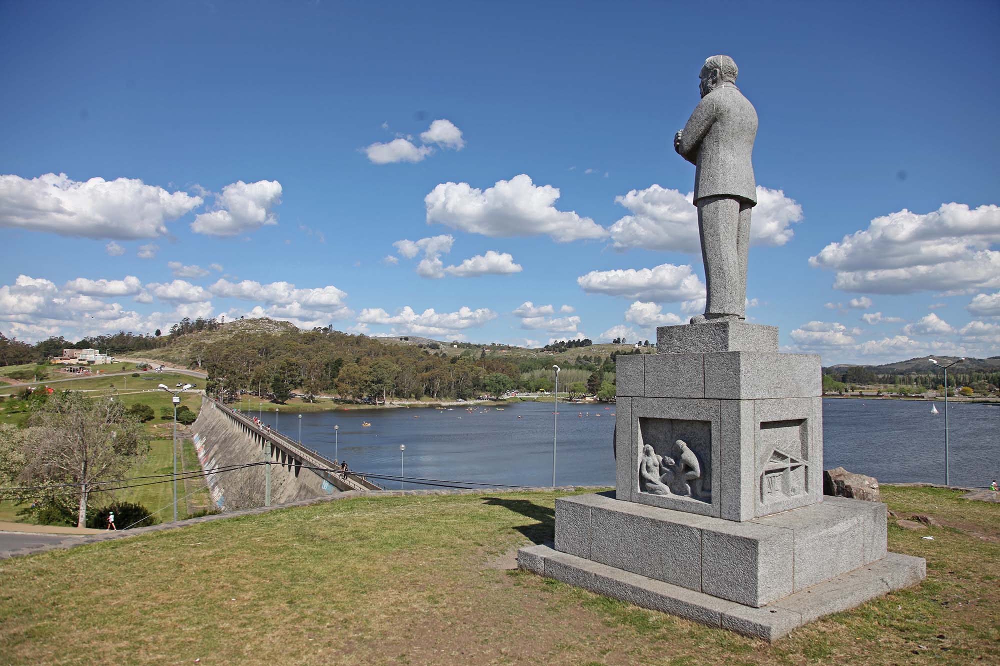 Statuen af Hans Fugl spejder ind mod Tandil, hvor han bosatte sig i 1844.