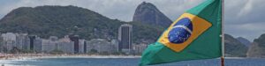 Sukkertoppen og det brasilianske flag set fra Copacabana i Rio de Janeiro.