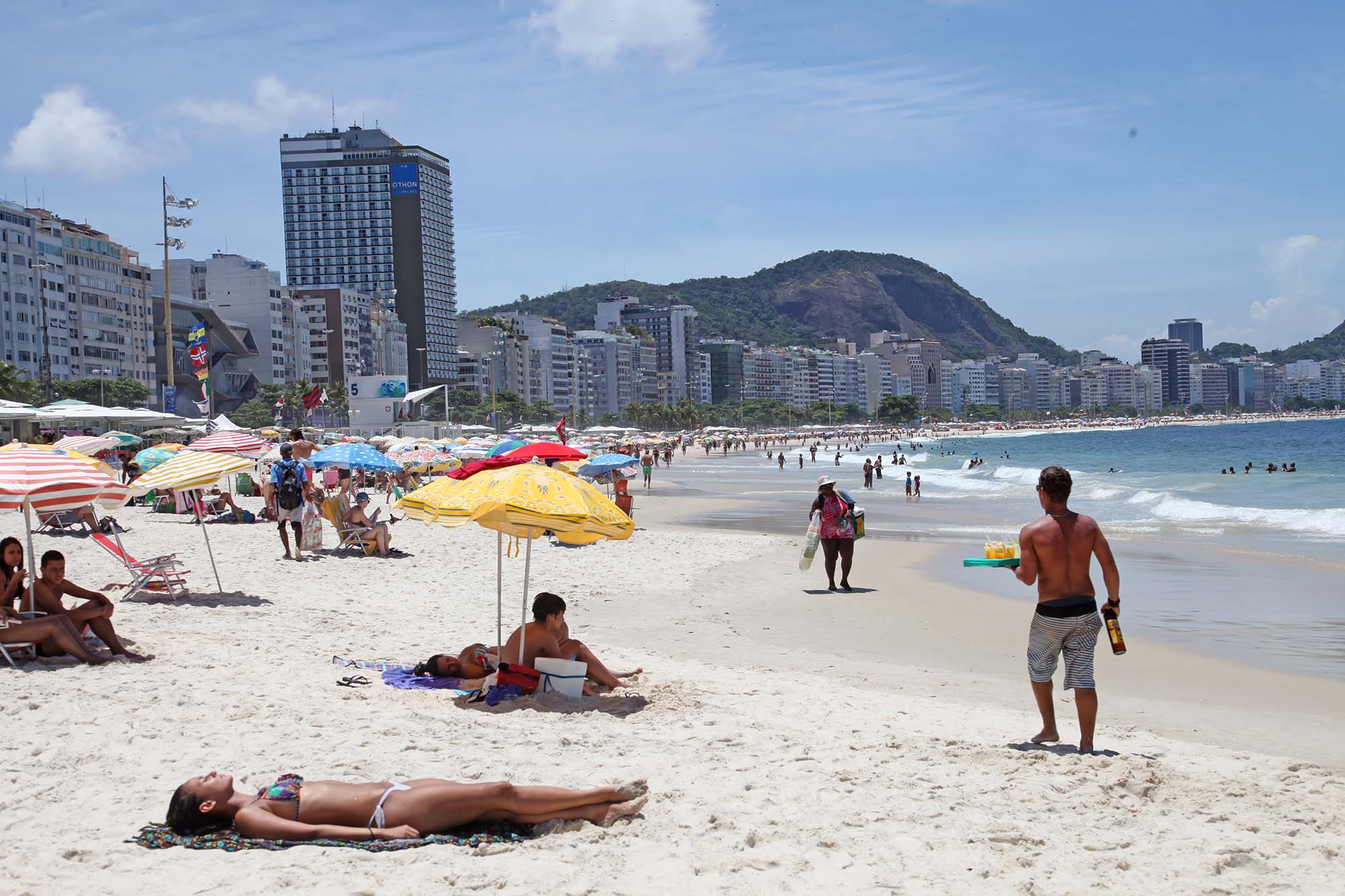 Strandliv på Copacabana i Rio de Janeiro.