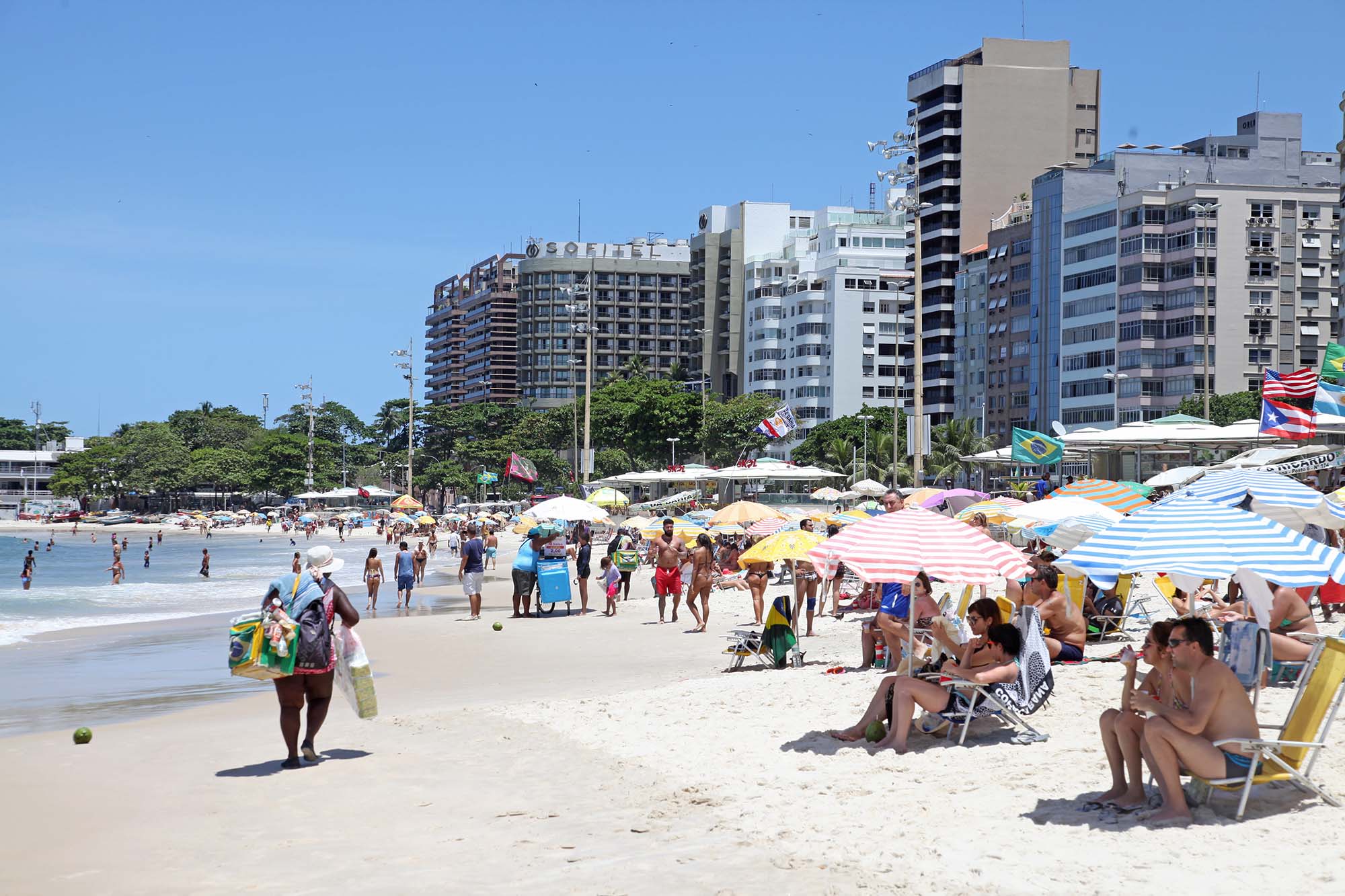 Strandliv på Copacabana i Rio de Janeiro.