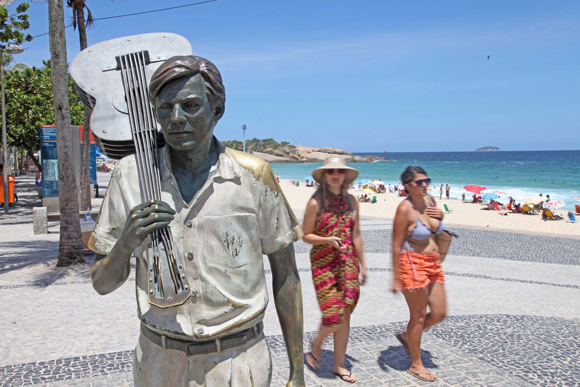 Statuen på stranden Ipanema af Antonio Carlos Jobim, der skrev klassikeren The Girl from Ipanema.