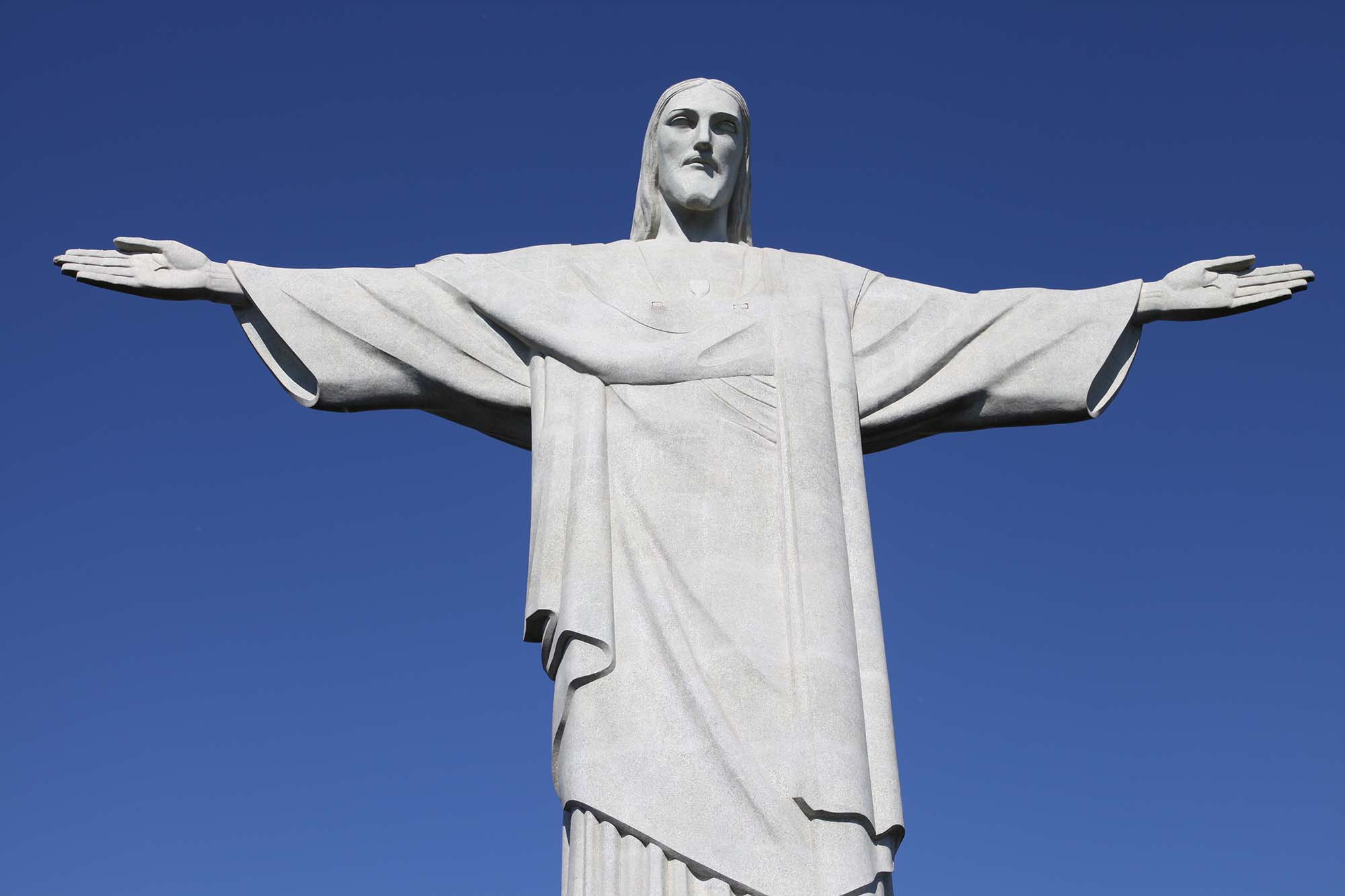 Kristusstatuen på det 710 meter høje bjerg Corcovado overstråler Rio de Janeiro.