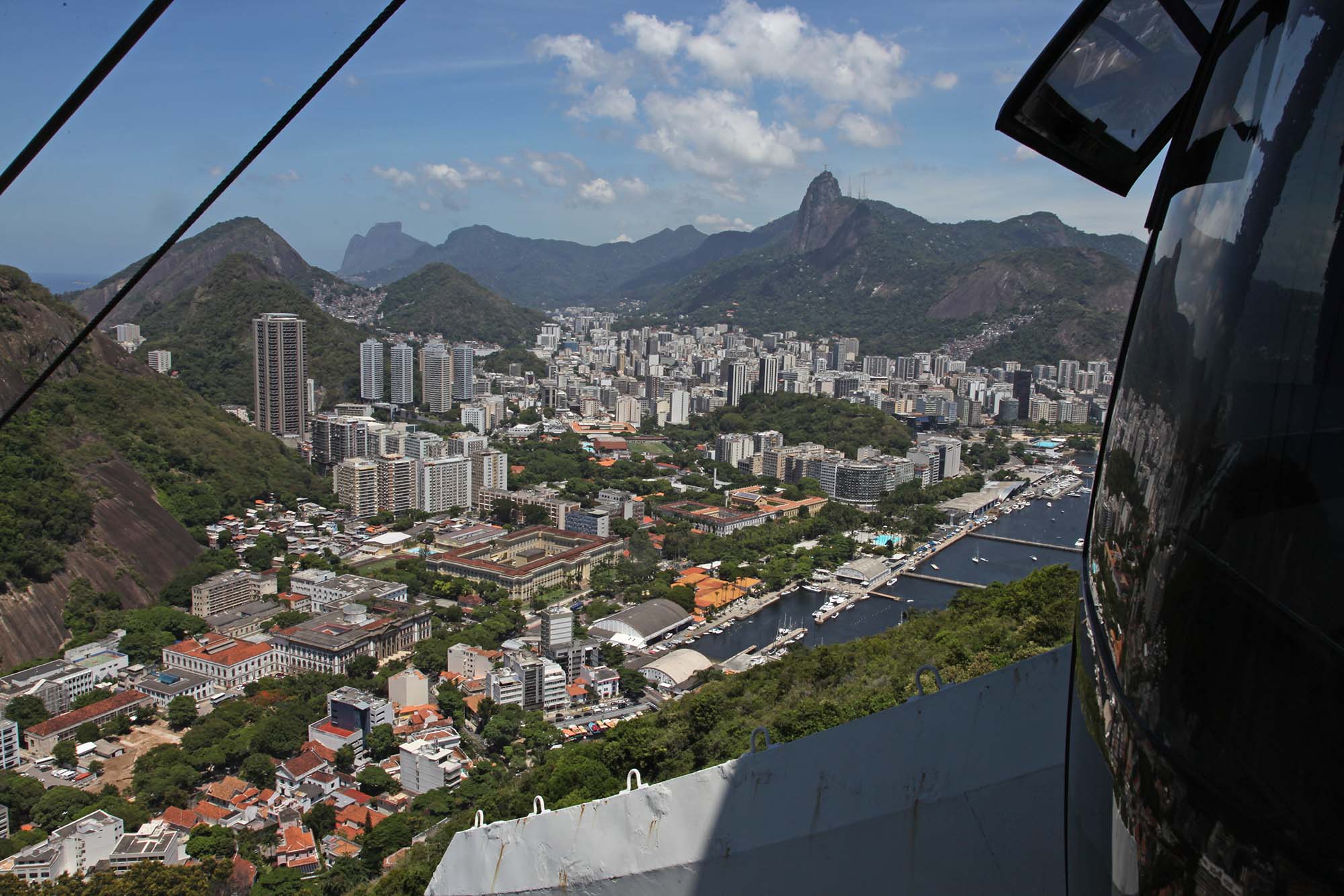 Udsigten fra svævebanen der fører op til Sukkertoppen i Rio de Janeiro, Brasilien