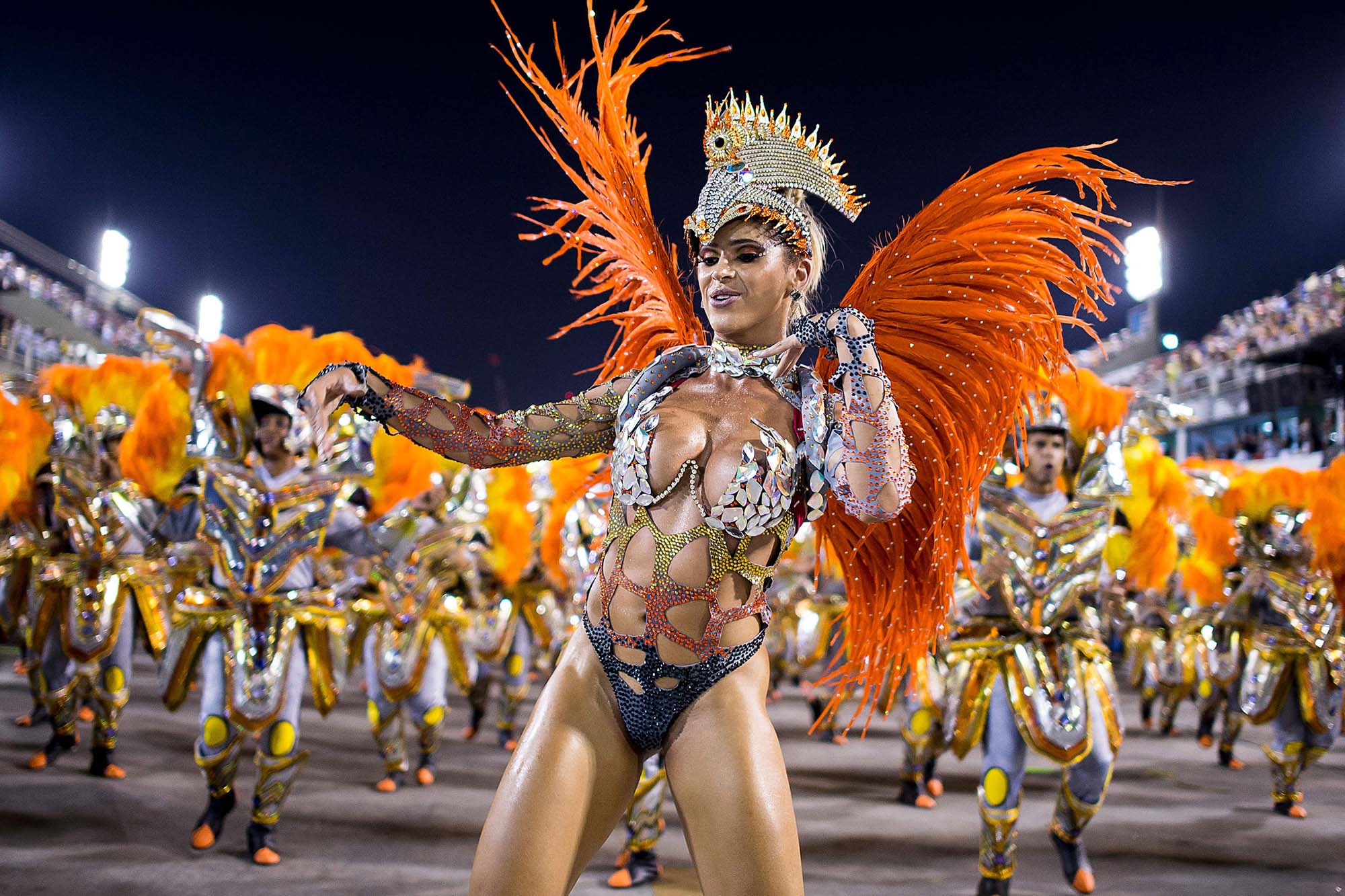 Danser til karnevallet i Rio de Janeiro.