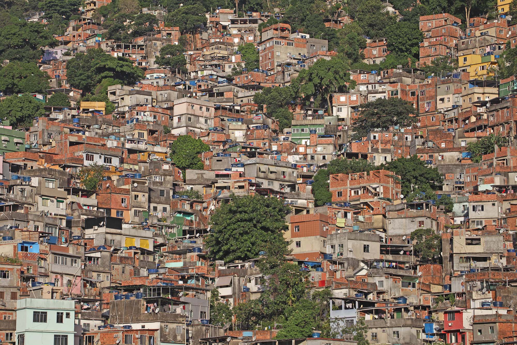 Slumbyen Rocinha i Rio de Janeiro breder sig op ad bjergene i byen.