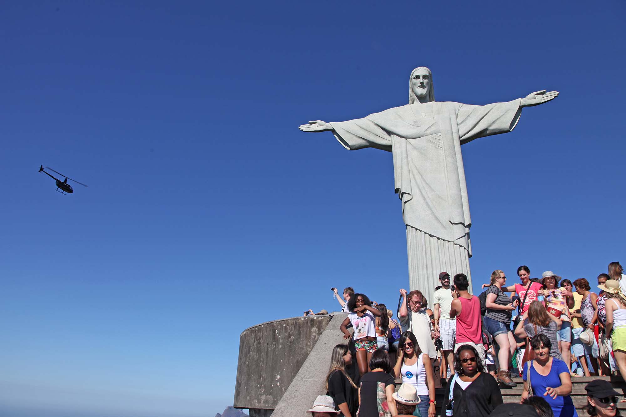 Kristusstatuen på det 710 meter høje bjerg Corcovado overstråler Rio de Janeiro. Statuen er 38 meter høj.