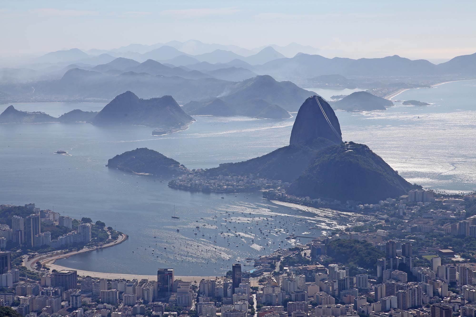 Sukkertoppen og bugten ved Rio de Janeiro set fra Kraistusstatuen.