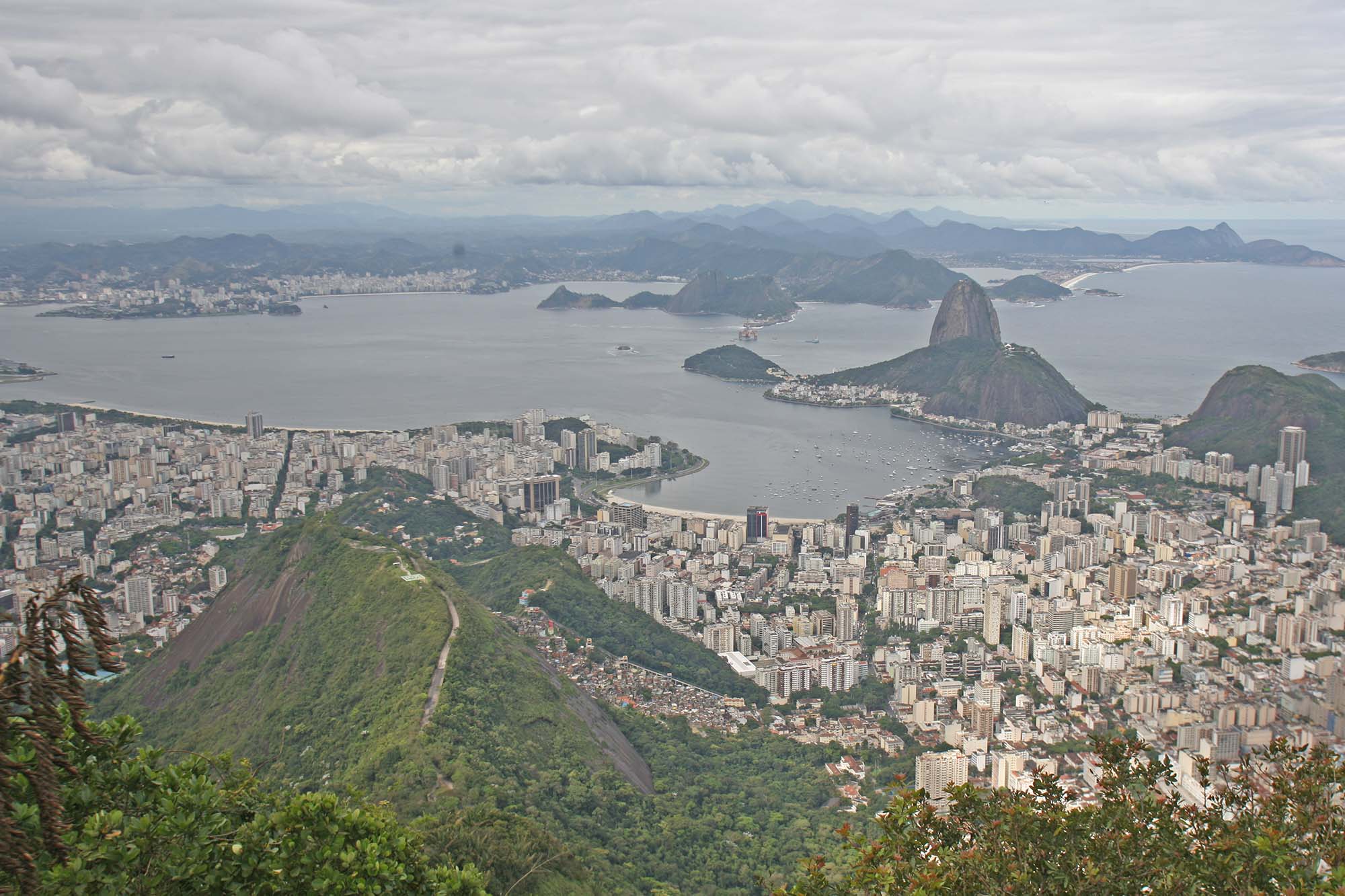 Sukkertoppen og bugten ved Rio de Janeiro set fra Kristusstatuen.