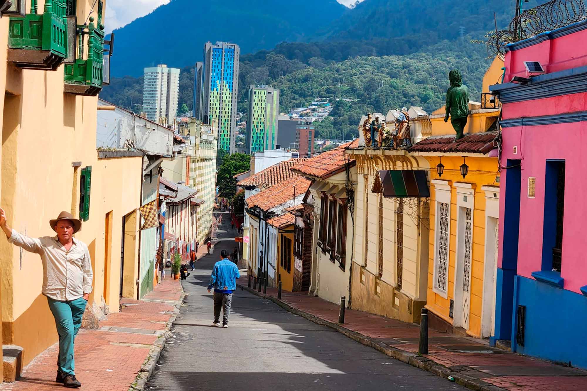 Hans Erik Rasmussen står på en gade i Bogota.