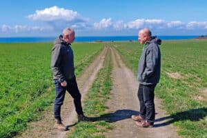 Peder Villadsen og Hans Erik Rasmussen går forrest på Leadership Adventure.