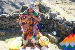 En shaman af inkatraditionen laver en ceremoniel rensning af vores energi.