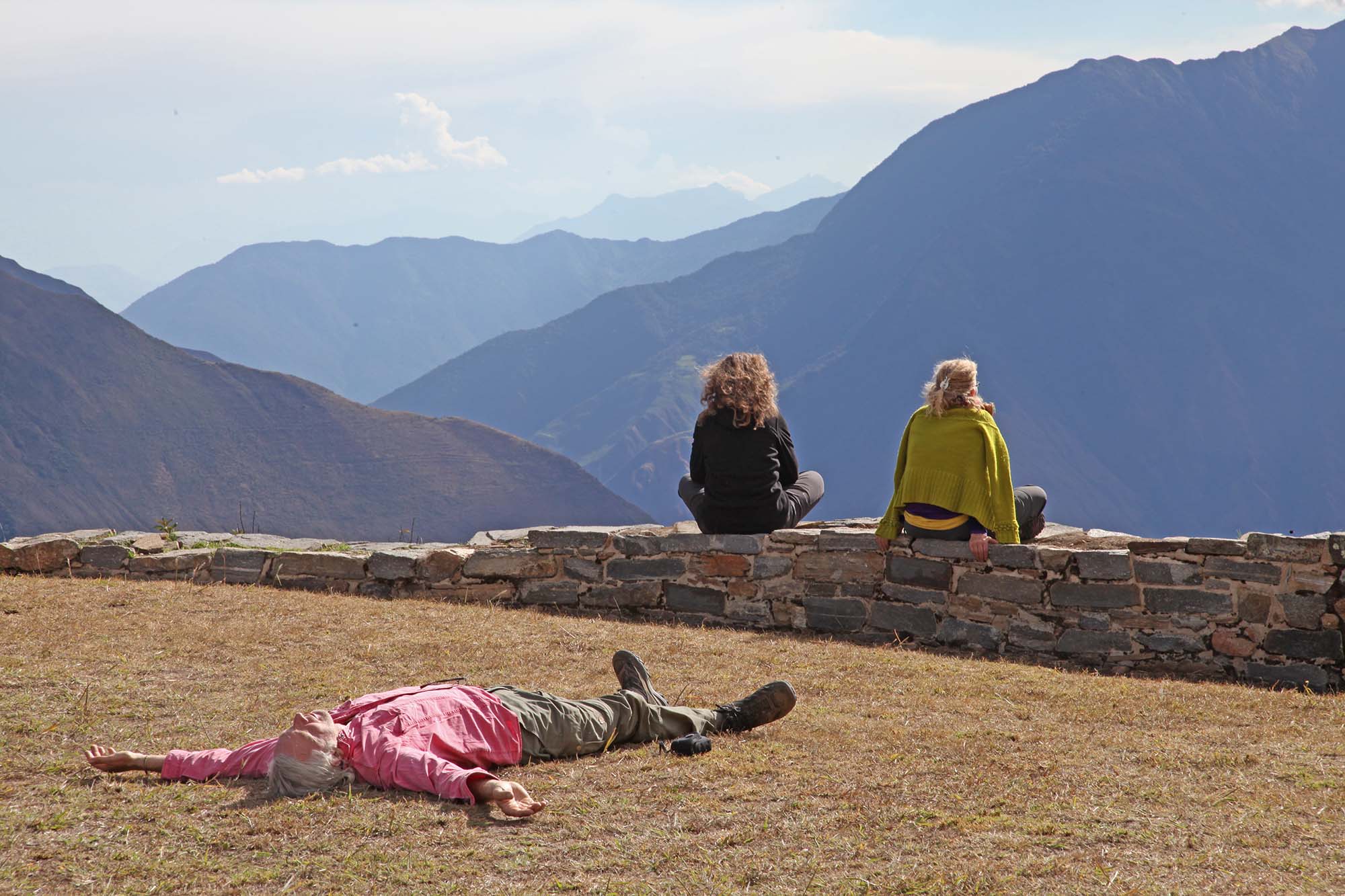 Meditation på den ceremonielle plads i inkabyen Choquequirao.