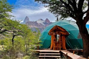 Patagonia Eco Domes ligger midt i naturen med udsigt til bjerget Fitz Roy.