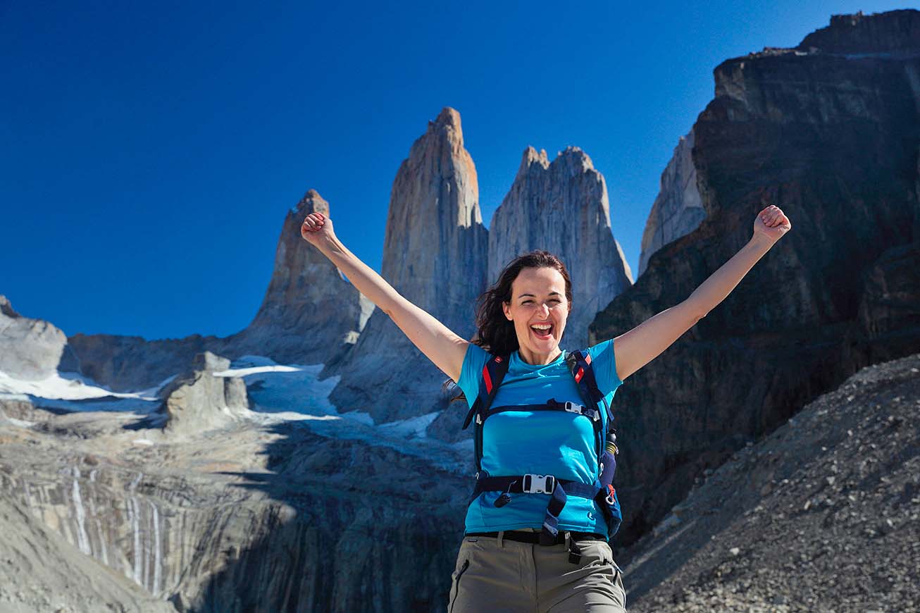 Chile Andesbjergene Torres del Paine Base Torres 02 En vandrer står ved Base Torres på første vandredag.