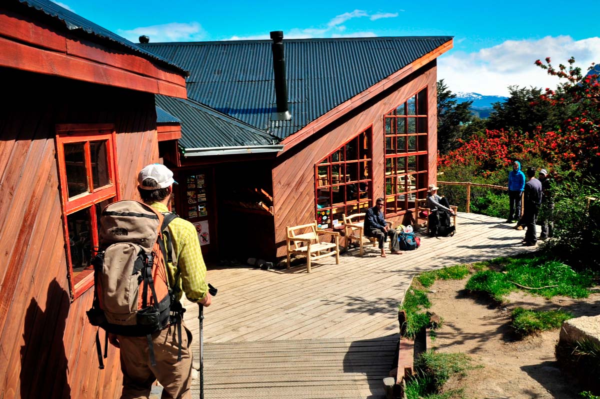 Chile Andesbjergene Torres del Paine Refugio Cuernos Overnatning sker i telt eller på refugie. Her er refugiet Cuernos.