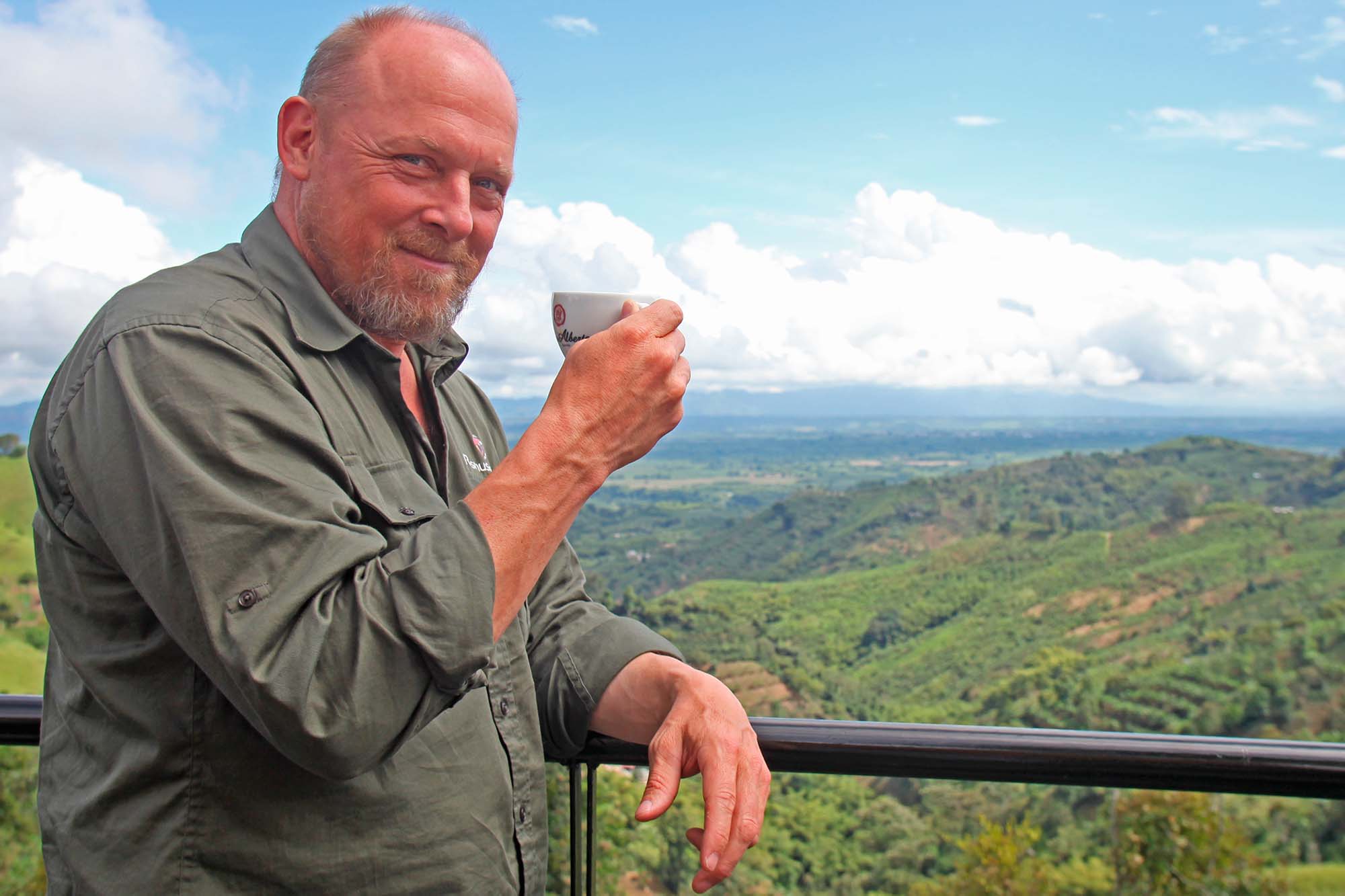 Colombia Kaffedistriktet Hans Erik 01 Hans Erik Rasmussen nyder en kop kaffe i Kaffedistriktet.