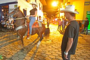 Fredag aften på torvet i den skønne by Jardin i Kaffedistriktet.