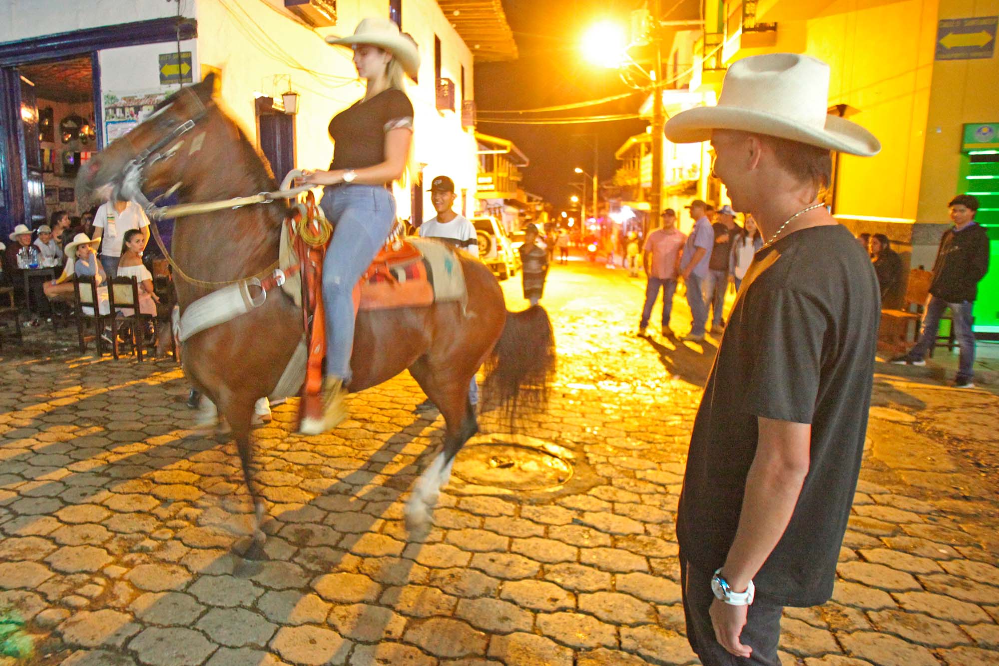 Colombia Kaffedistriktet Jardin 01 Fredag aften på torvet i den skønne by Jardin i Kaffedistriktet.