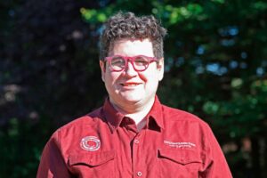 Gonzalo servicerer og guider nogle af vores gæster.