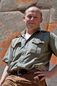 Hans Erik Rasmussen på foran en inkamur i Ollantaytambo.