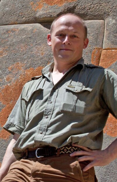Hans Erik Rasmussen på foran en inkamur i Ollantaytambo.