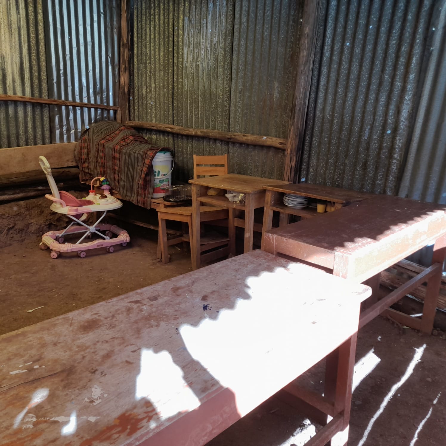 Mejoramiento cocina 02 I september 2025 er skolen i gang med at etablere et meget simpelt køkken.