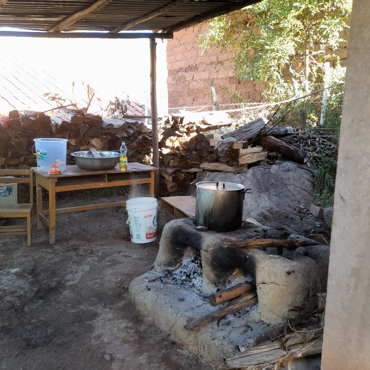 Mejoramiento cocina 03 I september 2025 er skolen i gang med at etablere et meget simpelt køkken.