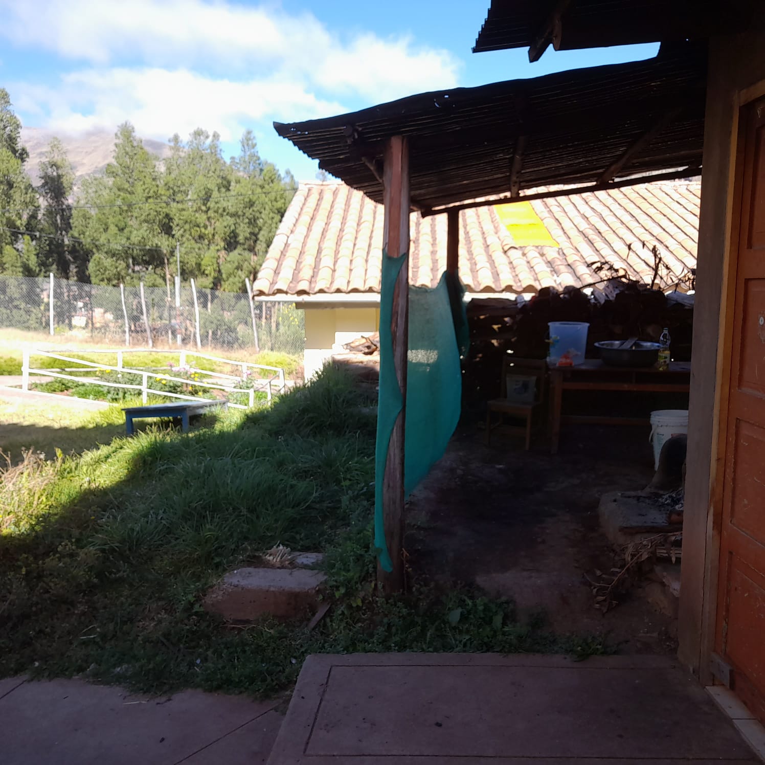 Mejoramiento cocina 04 I september 2025 er skolen i gang med at etablere et meget simpelt køkken.