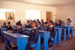 Børn i en landsbyskole i Andesbjergene i Peru.
