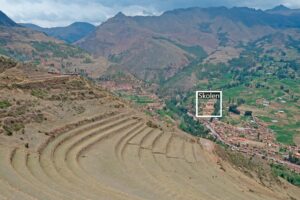 Skolen i Cuyo Chico set fra inkaruinerne i Pisac.