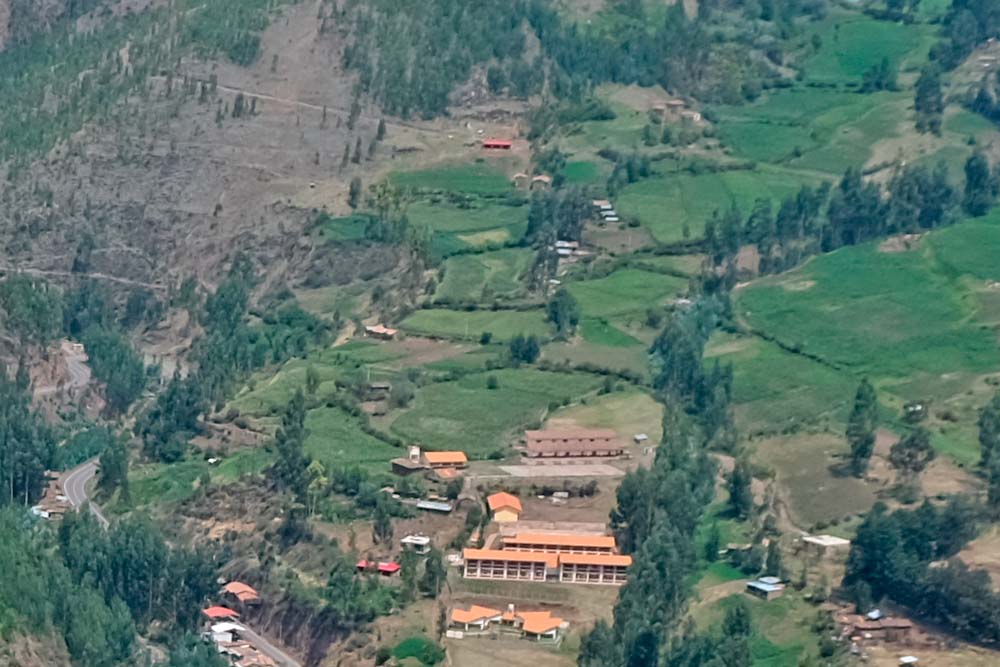 Skolen set fra Pisac ruiner zoomet Skolen i Cuyo Chico får sine elever fra fattige landsbyer i bjergene over inkaernes hellige dal.