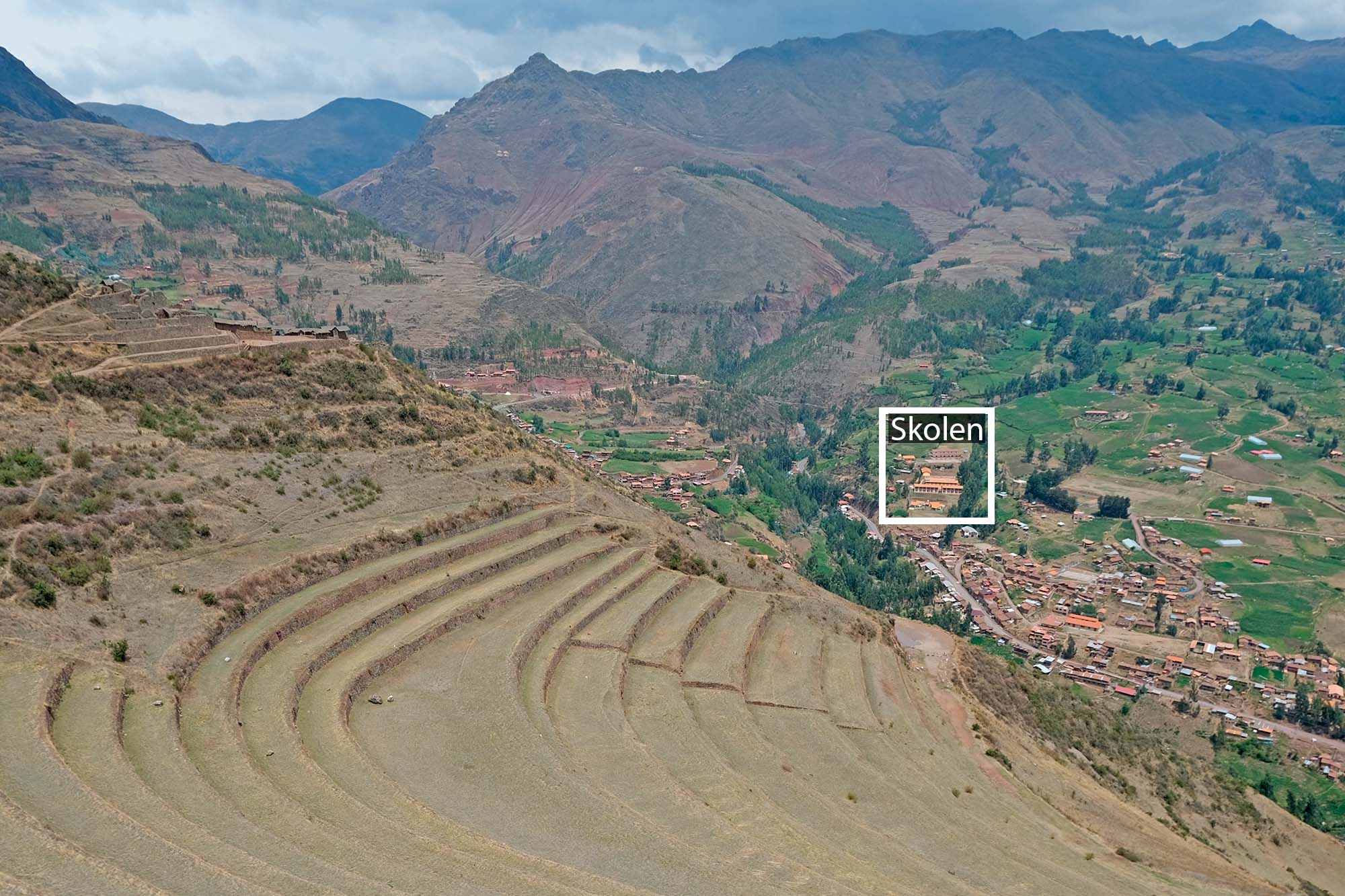 Skolen set fra Pisac ruiner Skolen i Cuyo Chico set fra inkaruinerne i Pisac.