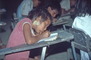 Elev i en tosproget skole i en yanomamilandsby i venezuelansk Amazonas.