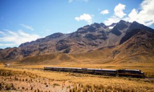 Med toget over højsletten fra Cusco til Puno.