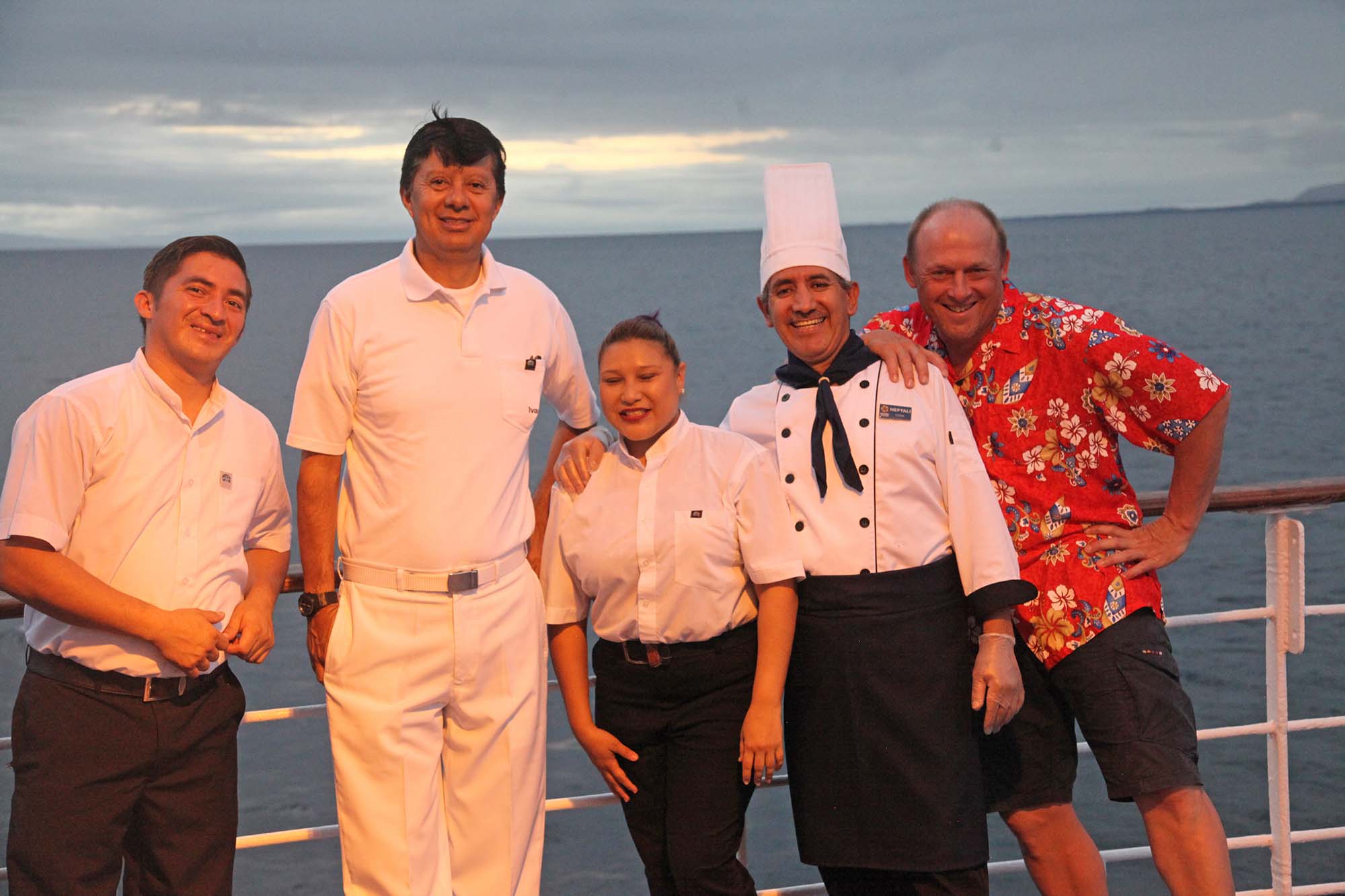 Hans Erik Rasmussen og besætningen på et krydstogsskib på Galapagos.