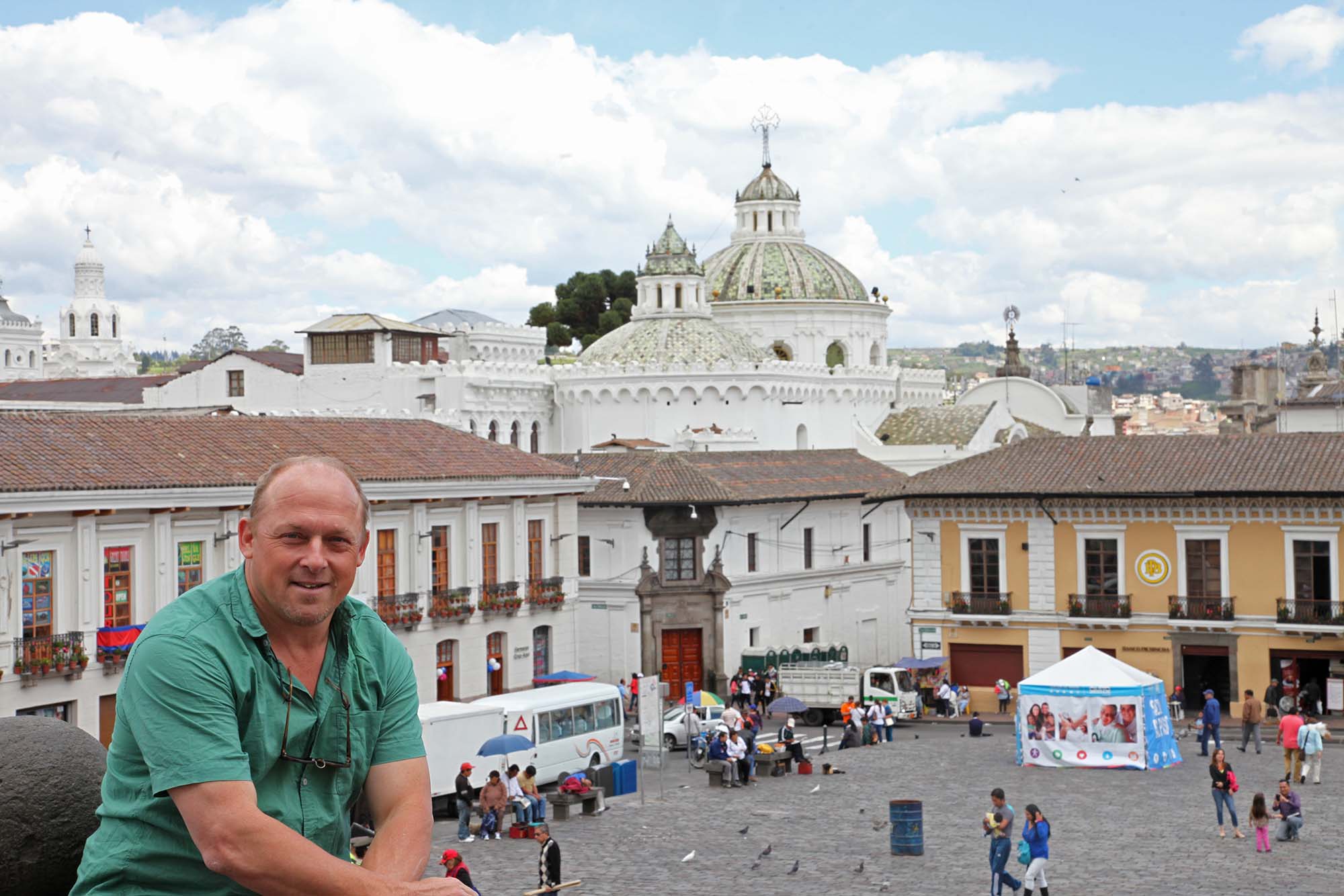 Ecuador Quito Plaza San Francisco Hans Erik Sydamerikaeksperten Hans Erik Rasmussen sidder klar - her på Plaza San Francisco i Quito - til at arrangere jeres rejse gennem Ecuador.