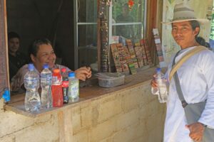 Undervejs er kiosker, der sælger vand og snacks.