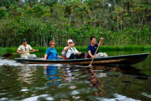 Rejsende i kano på søen Pilchicocha ved Sacha Lodge.