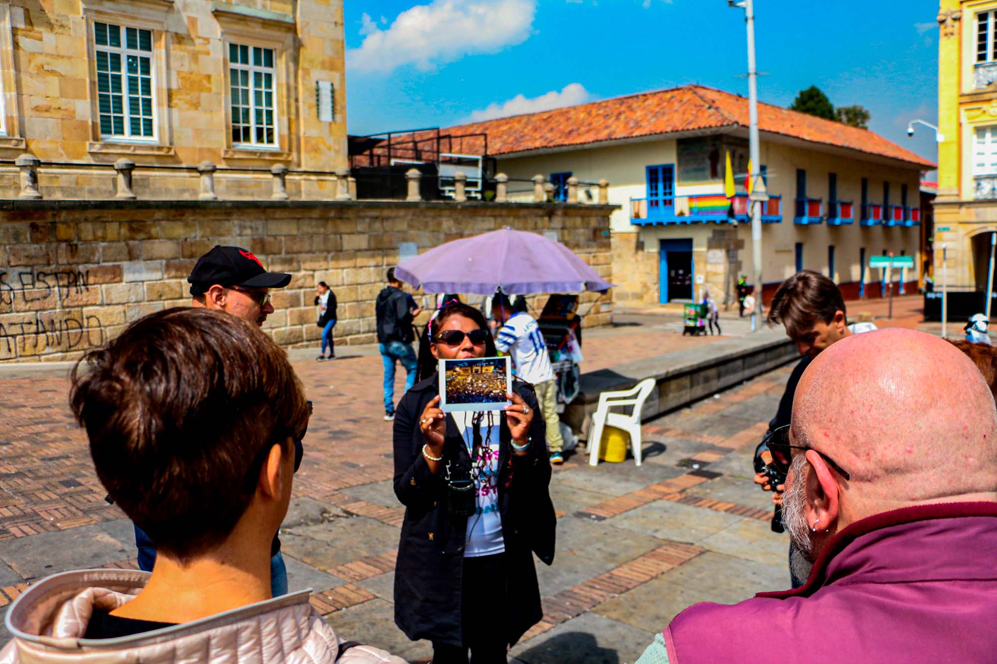 Guide fortæller i kvarteret Candelaria i Bogotá.