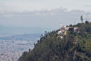 På bjerget Monserrate er en fabelagtig udsigt over Bogotá.