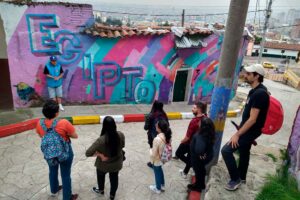 På tur med tidligere bandemedlemmer i bydel Egipto.