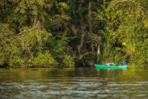 I kano på kanal i Tortuguero på rejser i Costa Rica.