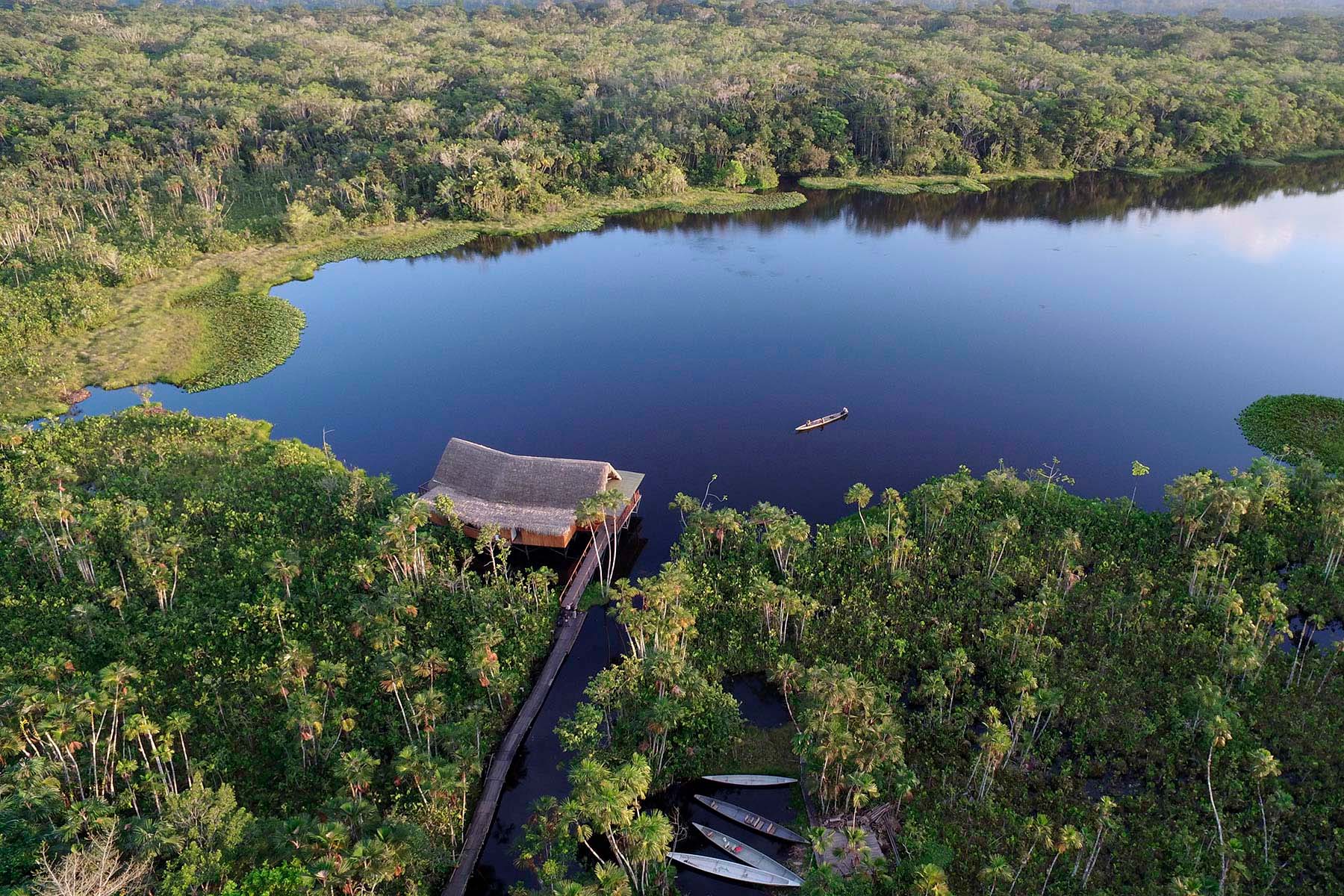 Sacha Lodge ligger ved en lille sø i Amazonas.