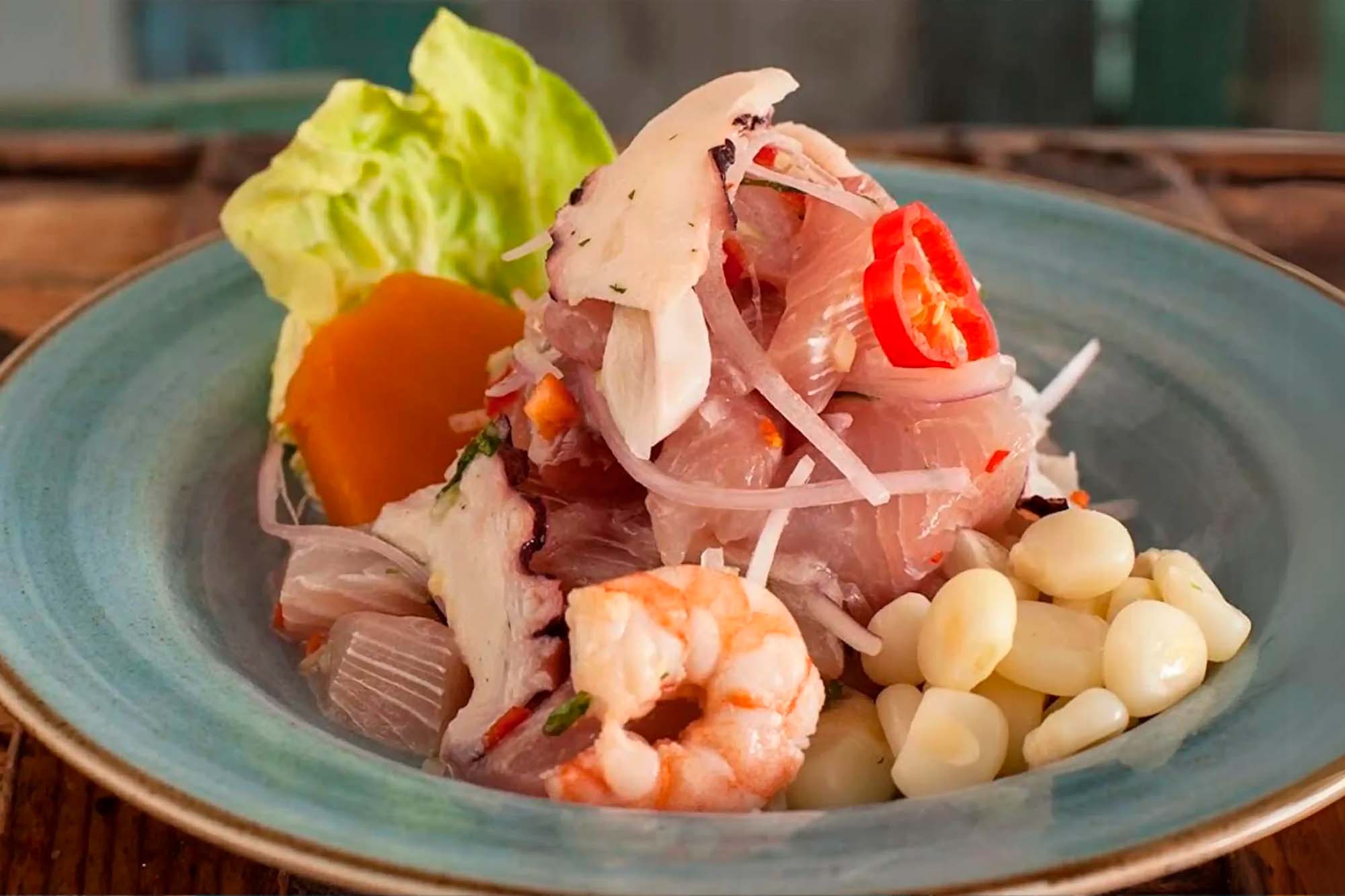 Sød kartoffel og kogte majskerner er traditionelt tilbehør til ceviche.